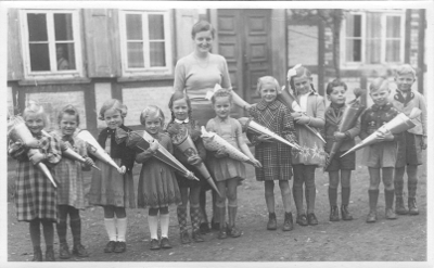 Schwarz-Weiß-Foto: Die Schule in dem Dorf Angerstein im Jahre 1953.