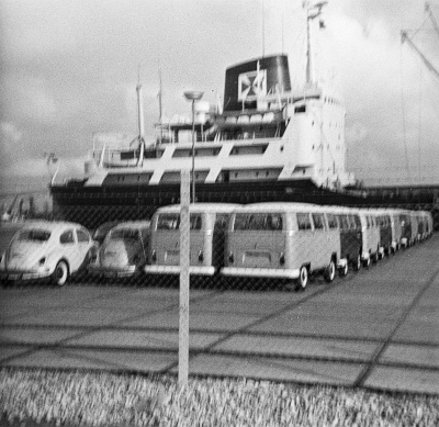 VW-Käfer und VW-Transporter im Emder Hafen im Jahr 1967.