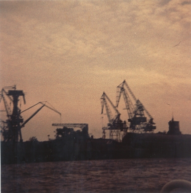 Photo vom Emder Hafen aus dem Jahr 1967. Unten rechts das verunglückte Unterseeboot U-HAI.