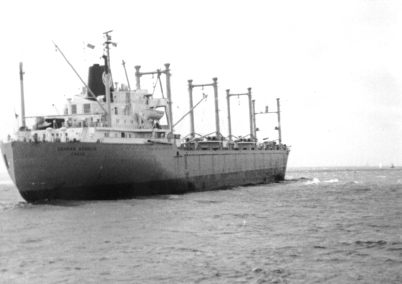 Photo von dem aus dem Emder Hafen Richtung USA auslaufenden Autoschiff MS JOHANN SCHULTE. 1967.