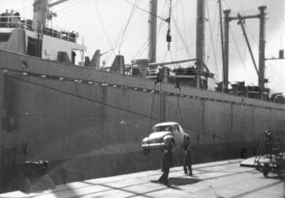 Photo von einem in Emden bei VW hergestellten VW-Käfer, der auf das Schiff JOHANN SCHULTE verladen wird und dann in die USA gebracht werden soll. 1967.