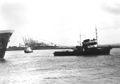 Mit Hilfe von Schleppschiffen verläßt das Schiff RHEINSTEIN BREMEN im Jahr 1967 den Emder Hafen