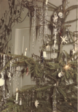 Photo von unserem geschmückten Tannenbaum in der Sprengerstraße 46 in Hildesheim im Jahr 1965