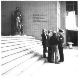 Photo aus Rotterdam im Jahr 1966: Jugendliche, die ein Denkmal bestiegen hatten, werden von einem Polizisten ermahnt.