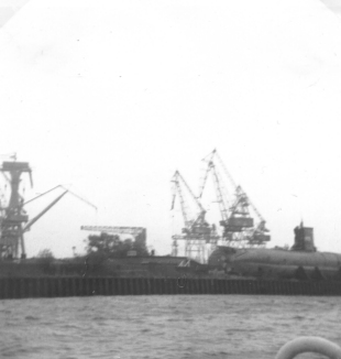 Schwarz-Weiss-Photo von dem verunglückten Unterseeboot U HAI im Emder Hafen aus dem Jahr 1967.