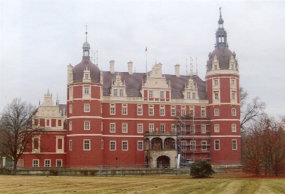 Farbfoto: Das Neue Schloss im von Fürst Pückler angelegten Park in Bad Muskau im November des Jahres 2011. Fotograf: Ralph Ivert.