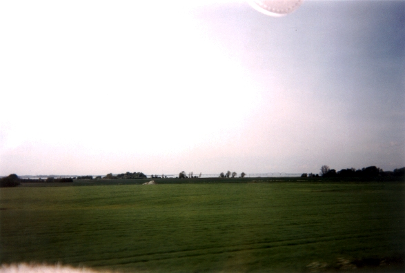 Farbphoto: Blick aus dem rechten Busfenster gen Westen auf der Linienbusfahrt mit Gullivers von Kopenhagen nach Gedser. Mai 2002. Copyright by jen.