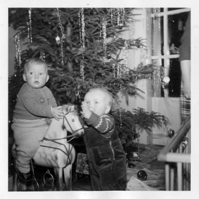 Schwarz-Weiß-Foto: Ein mit Lametta geschmückter Tannenbaum Weihnachten im Jahre 1954. Fotografin: I.O.
