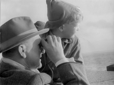 Schwarz-Weiß-Foto: Vater und Sohn auf der Mole in Emden im Jahre 1960. Fotografin: I.O.
