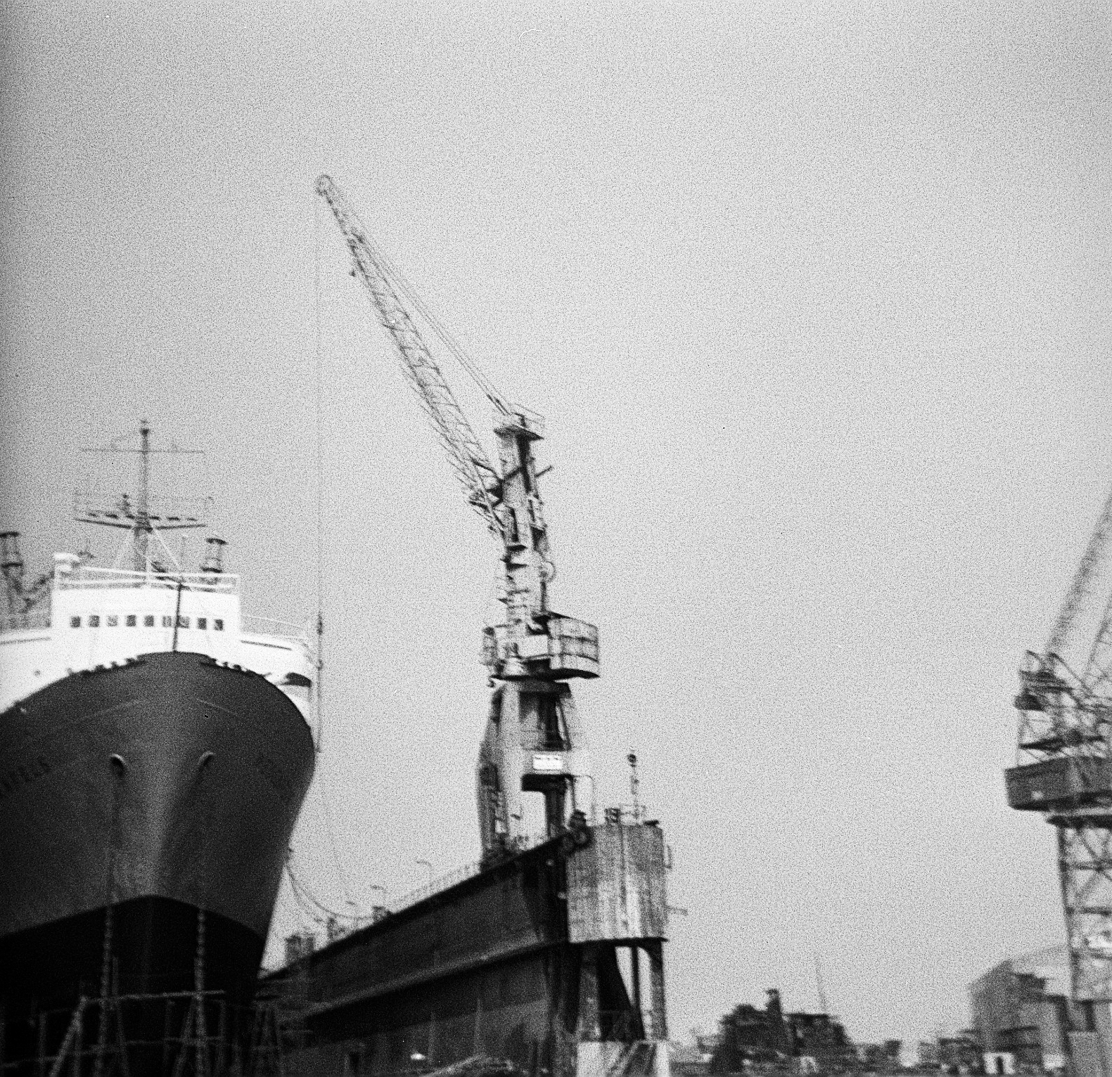 Foto von einem Schiff in einem Dock in dem Emder Hafen aus dem Jahr 1967. Foto: Erwin Thomasius.