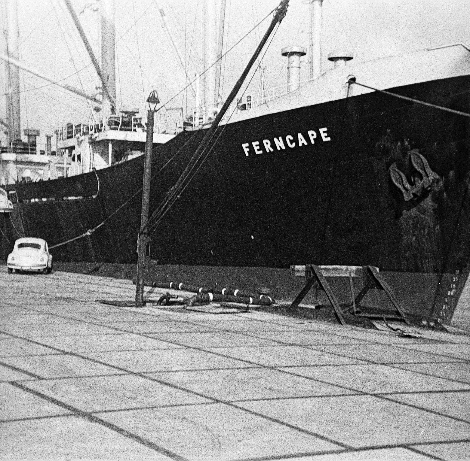 Foto von der Verladung von VW-Käfern auf das Autotransport-Schiff FERNCAPE in dem Emder Hafen aus dem Jahr 1967. Foto: Erwin Thomasius.