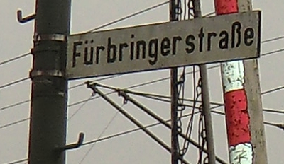 Farbfoto: Straßenschild von der Fürbringerstraße in Emden im Oktober des Jahres 2012. Foto: Erwin Thomasius.