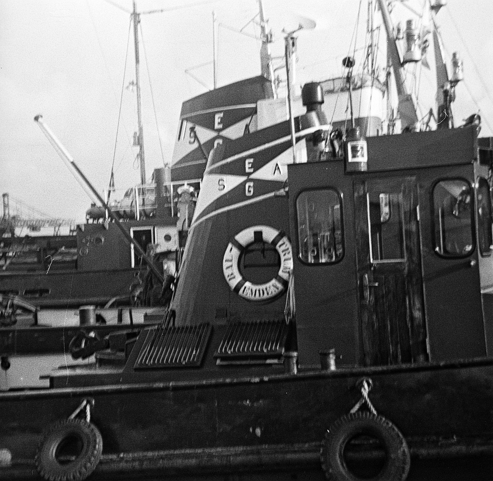 Foto von dem Schlepper Baltrum im Emder Hafen aus dem Jahr 1967. Foto: Erwin Thomasius.