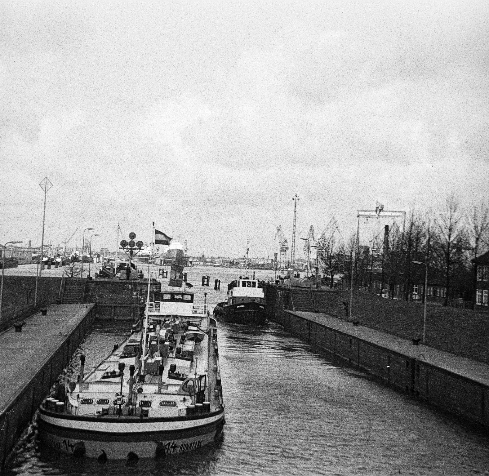 Foto von der Grossen Seeschleuse im Emder Hafen aus dem Jahr 1967