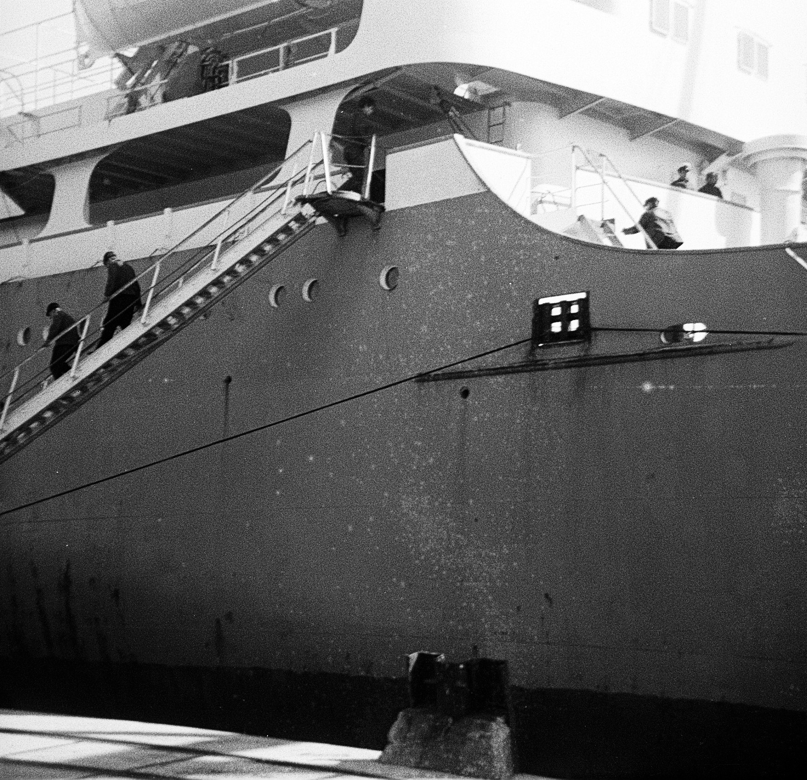 Blick auf die MS Johann Schulte. Im Seehafen Emden, kurz vorm Ablegen in Richtung USA. Über die Gangway verlassen noch zwei Menschen das Schiff. 1967. Foto: Erwin Thomasius.