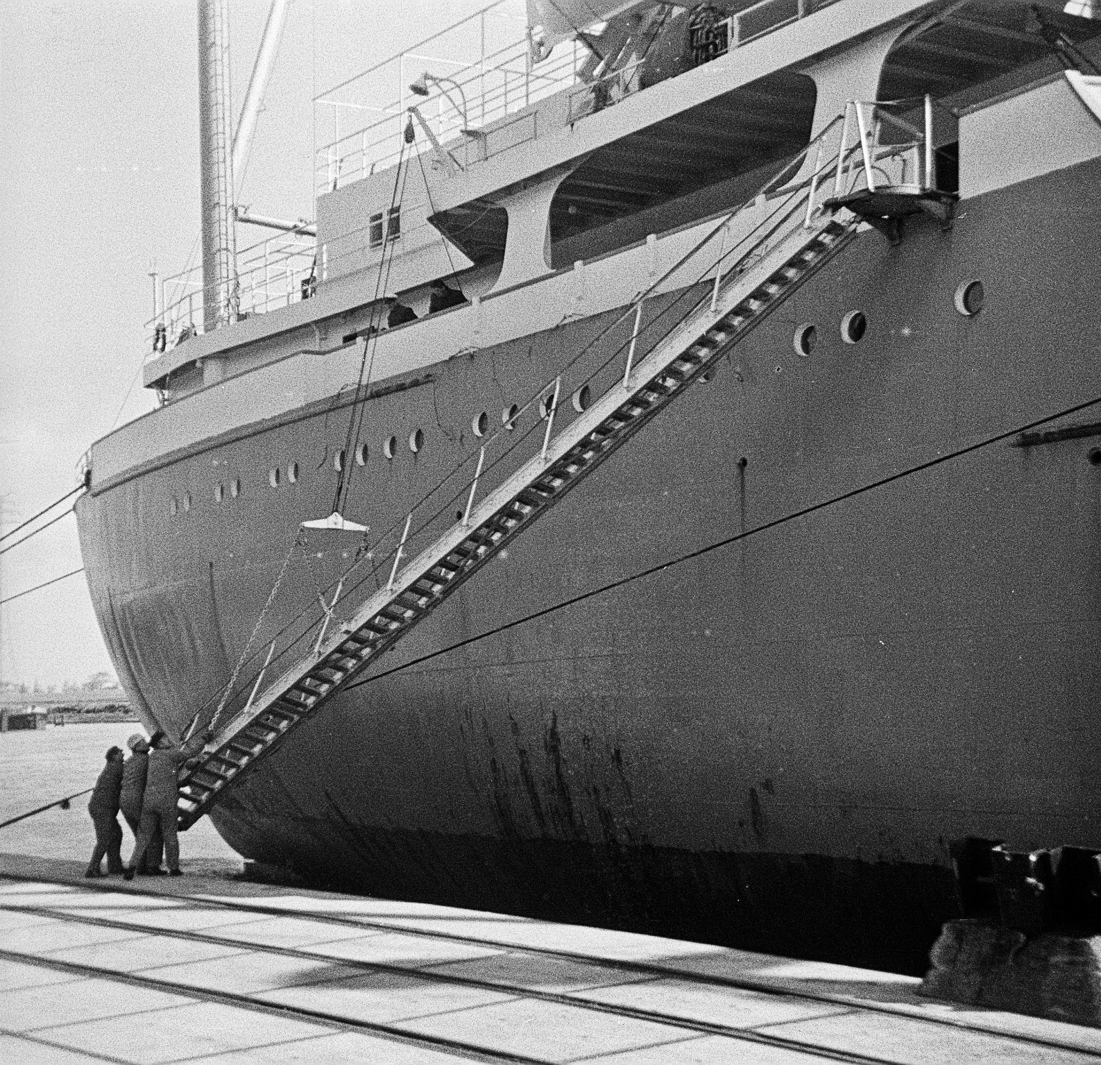 Blick auf die MS Johann Schulte. Im Seehafen Emden, kurz vorm Ablegen in Richtung USA. Die Gangway. 1967. Foto: Erwin Thomasius.