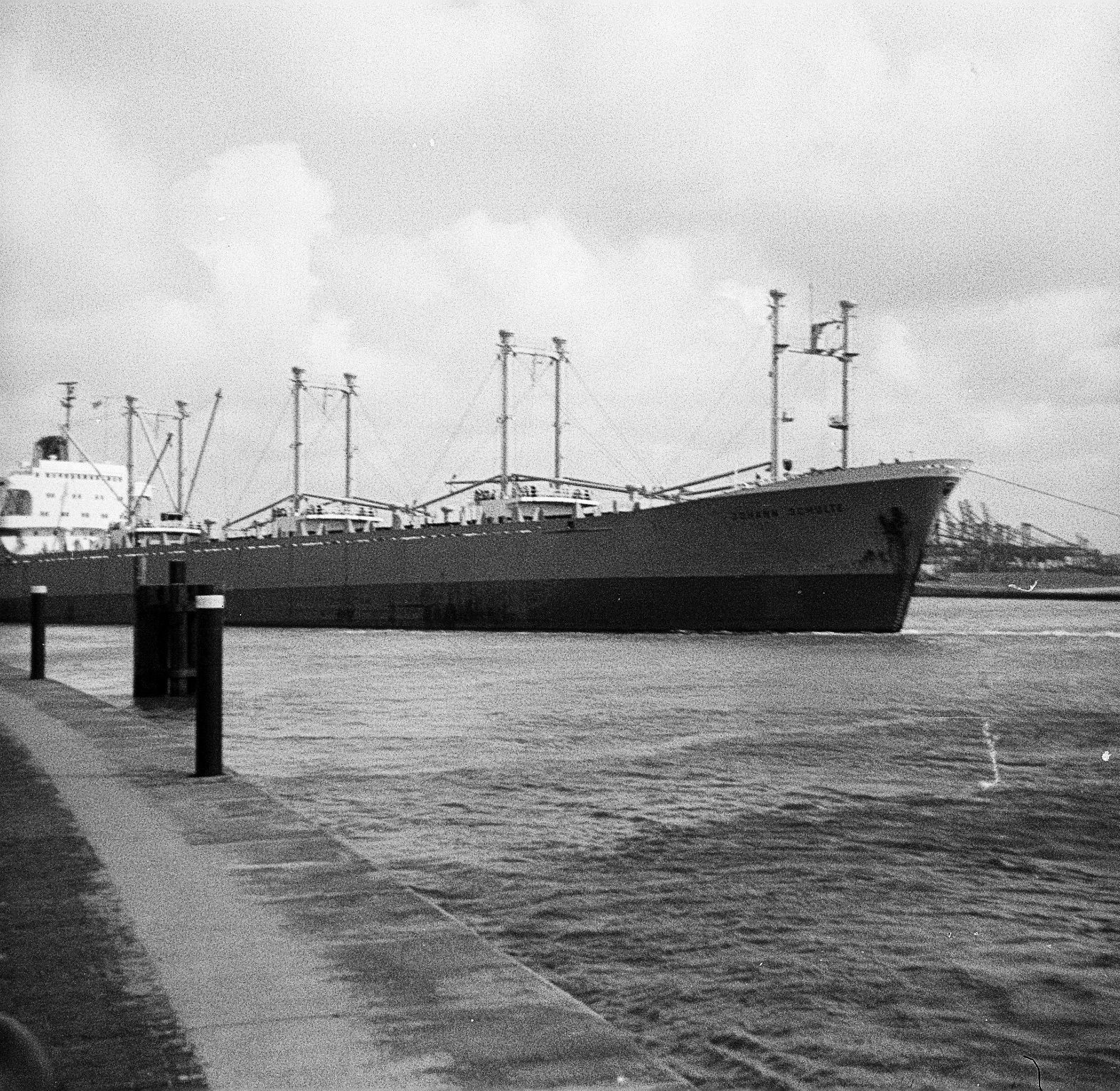 Foto von dem aus dem Hafen Emden in Richtung USA auslaufenden Schiff JOHANN SCHULTE. 1967