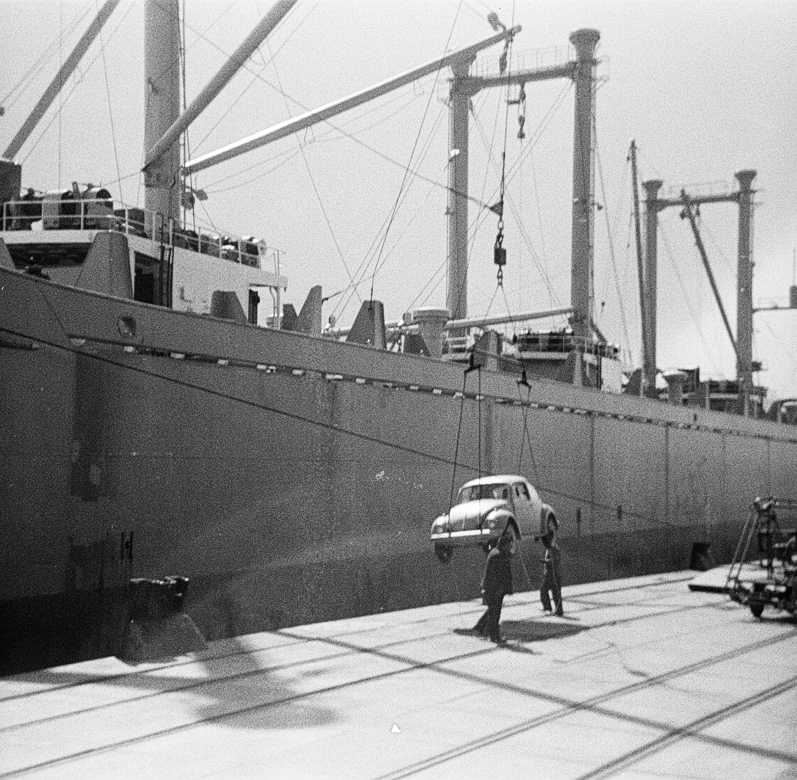 Foto von einem in Emden bei VW hergestellten VW-Käfer, der auf das Schiff JOHANN SCHULTE verladen und dann in die USA gebracht werden soll. 1967