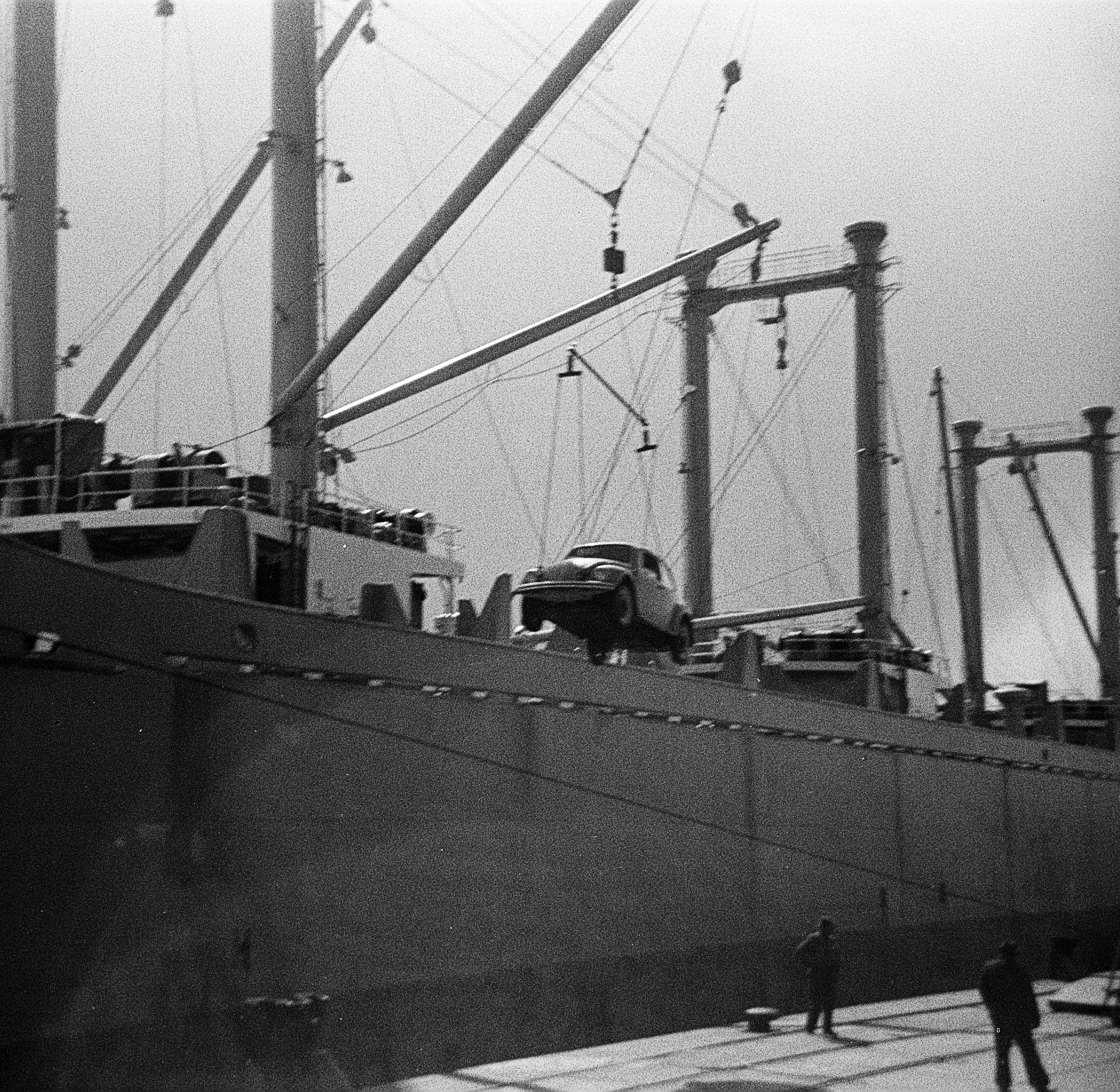 Foto von einem in Emden bei VW hergestellten VW-Käfer, der auf das Schiff JOHANN SCHULTE verladen wird, und in die USA gebracht werden soll. 1967. Foto: Erwin Thomasius.