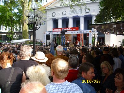 Farbfoto: Blick auf das Hildesheimer Jazz-Festival vor dem Hildesheimer Stadttheater  im Jahre 2010. Fotograf: Kim Hartley.