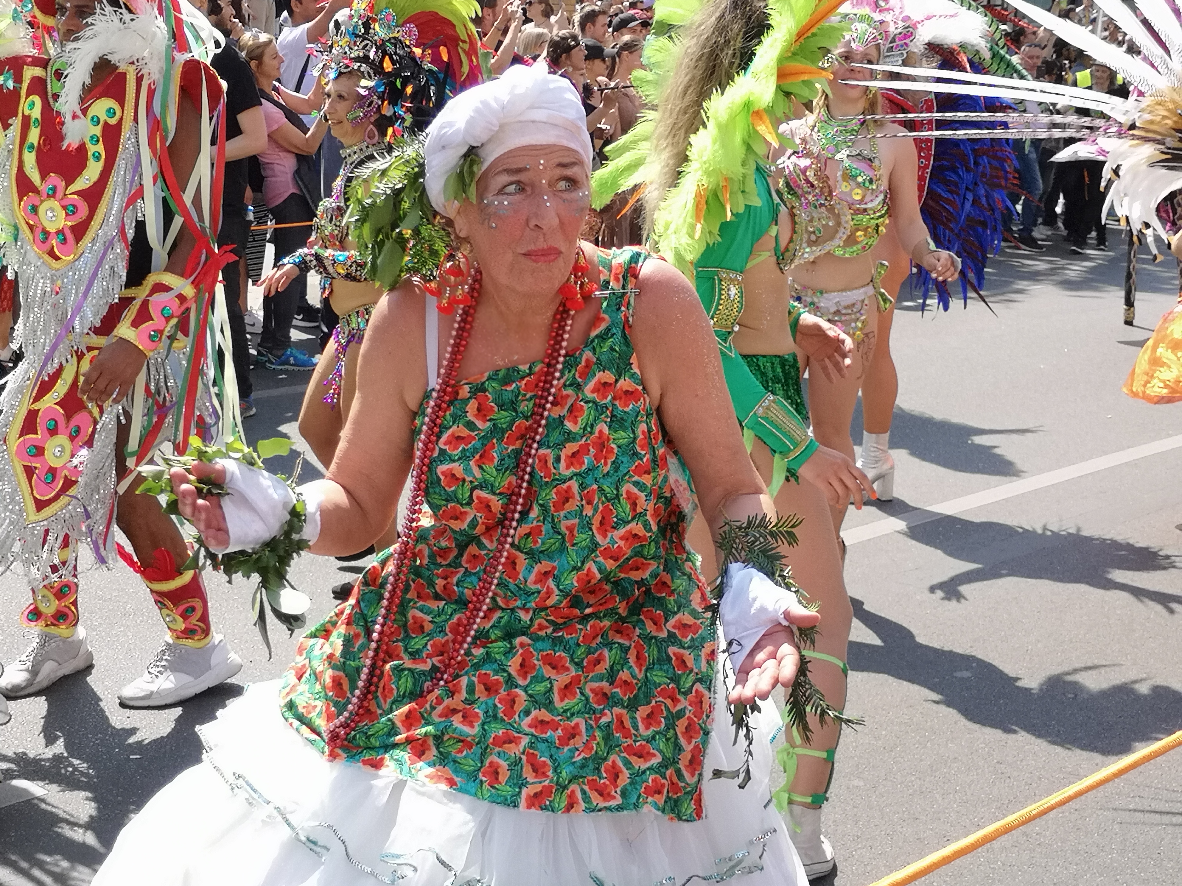 Foto von der Samba-Gruppe Sapucaiu no Samba beim Umzug vom Karneval der Kulturen am 28. Mai 2023 in Kreuzberg und in Neukölln in Berlin (Germany). Fotograf: Erwin Thomasius.