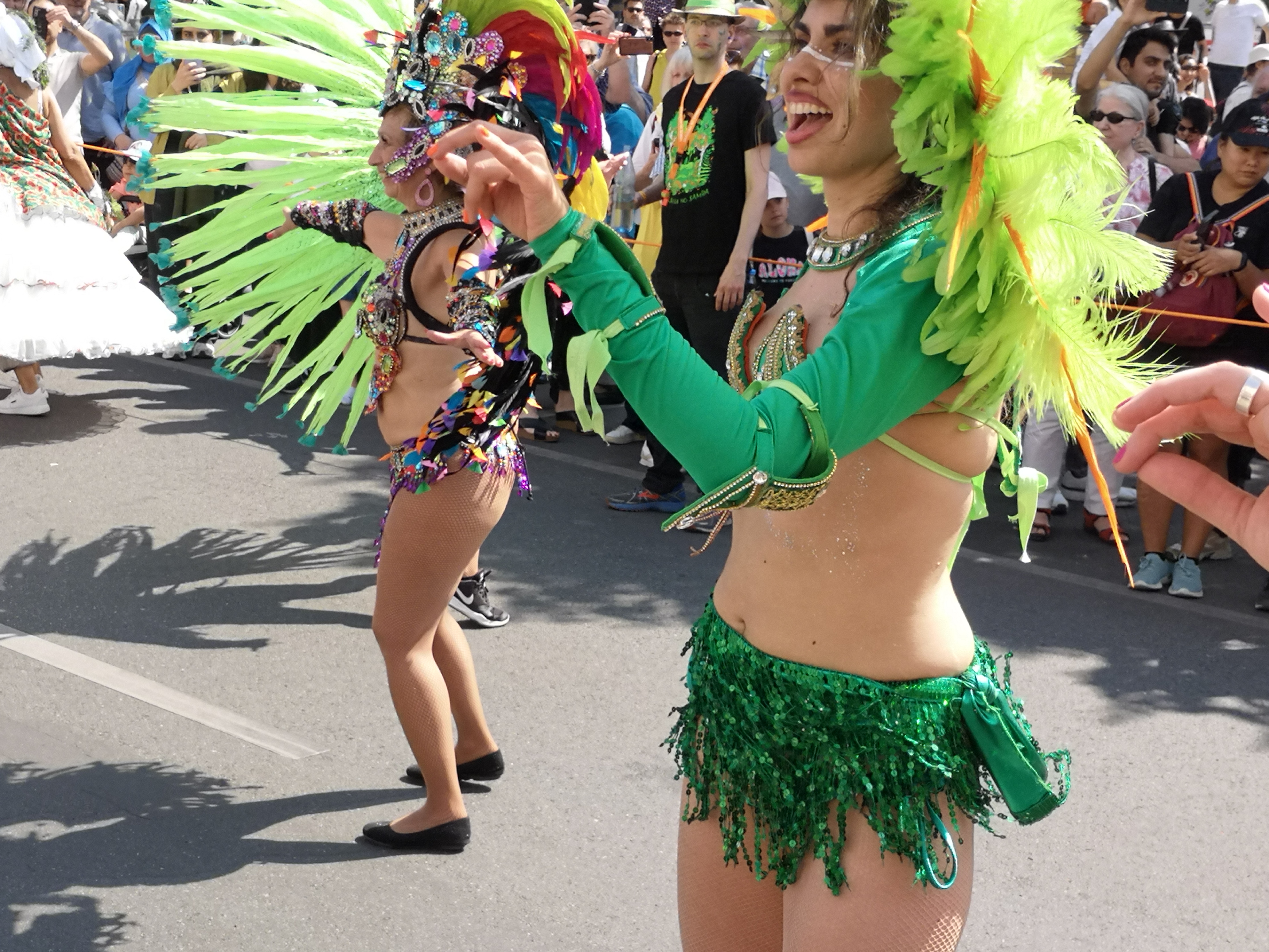 Foto von Samba beim Umzug vom Karneval der Kulturen am 28. Mai 2023 in Kreuzberg und in Neukölln in Berlin. Fotograf: Erwin Thomasius.