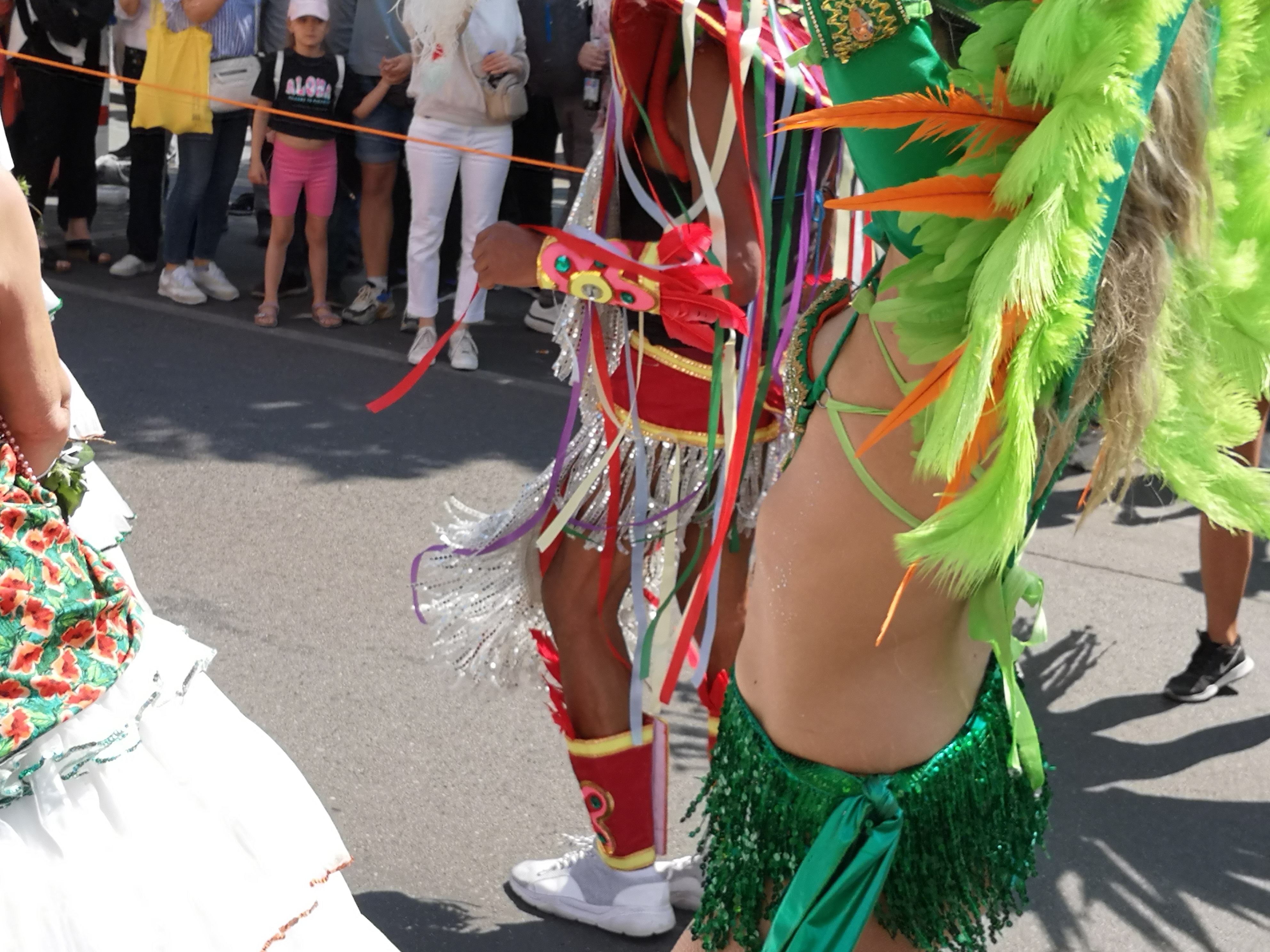 Foto von Samba beim Umzug vom Karneval der Kulturen am 28. Mai 2023 in Kreuzberg und in Neukölln in Berlin. Fotograf: Erwin Thomasius.