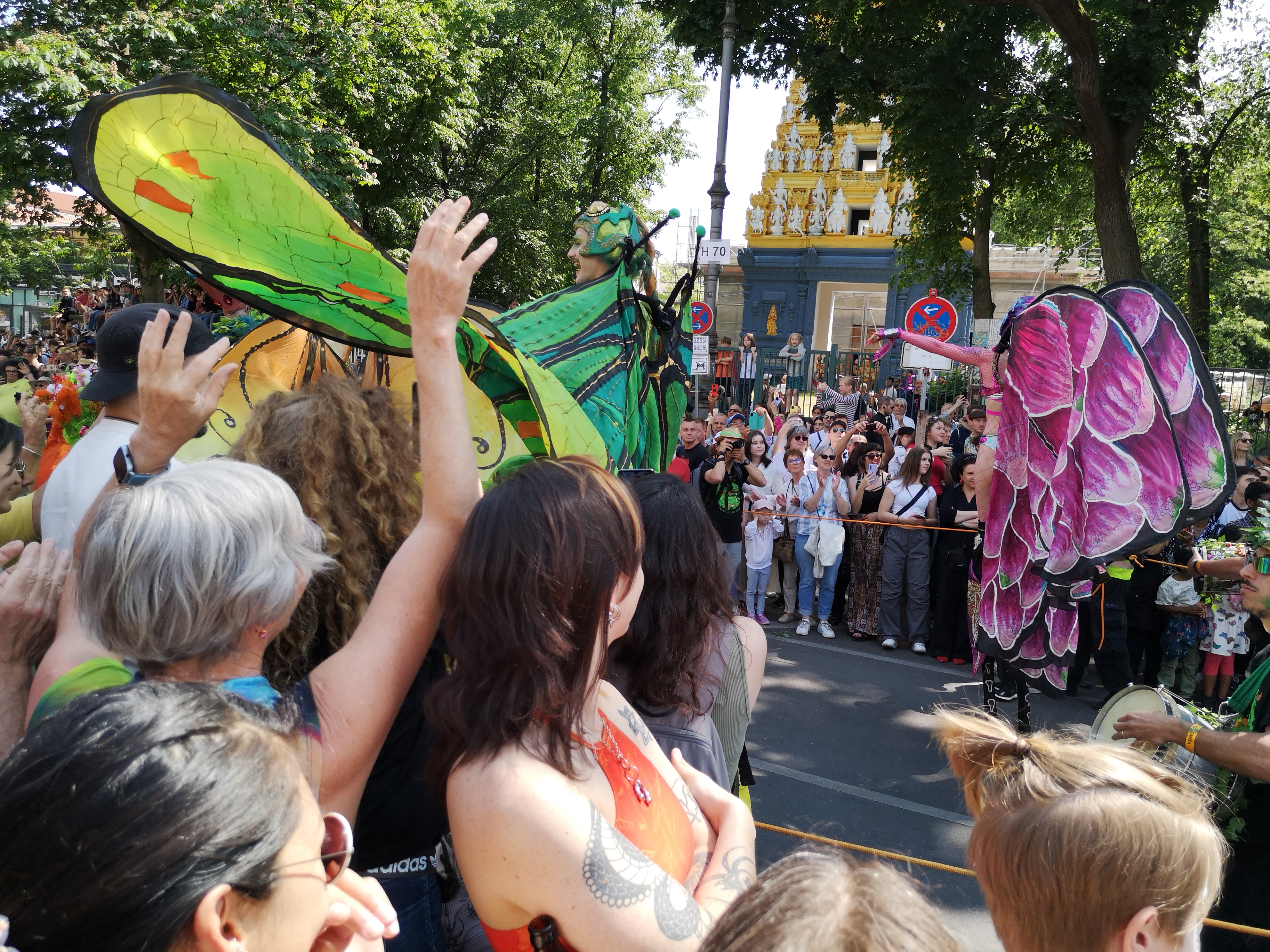 Foto von Stelzenläufern in Schmetterlingskostümen beim Umzug vom Karneval der Kulturen am 28. Mai 2023 in Kreuzberg und in Neukölln in Berlin (Germany). Fotograf: Erwin Thomasius.