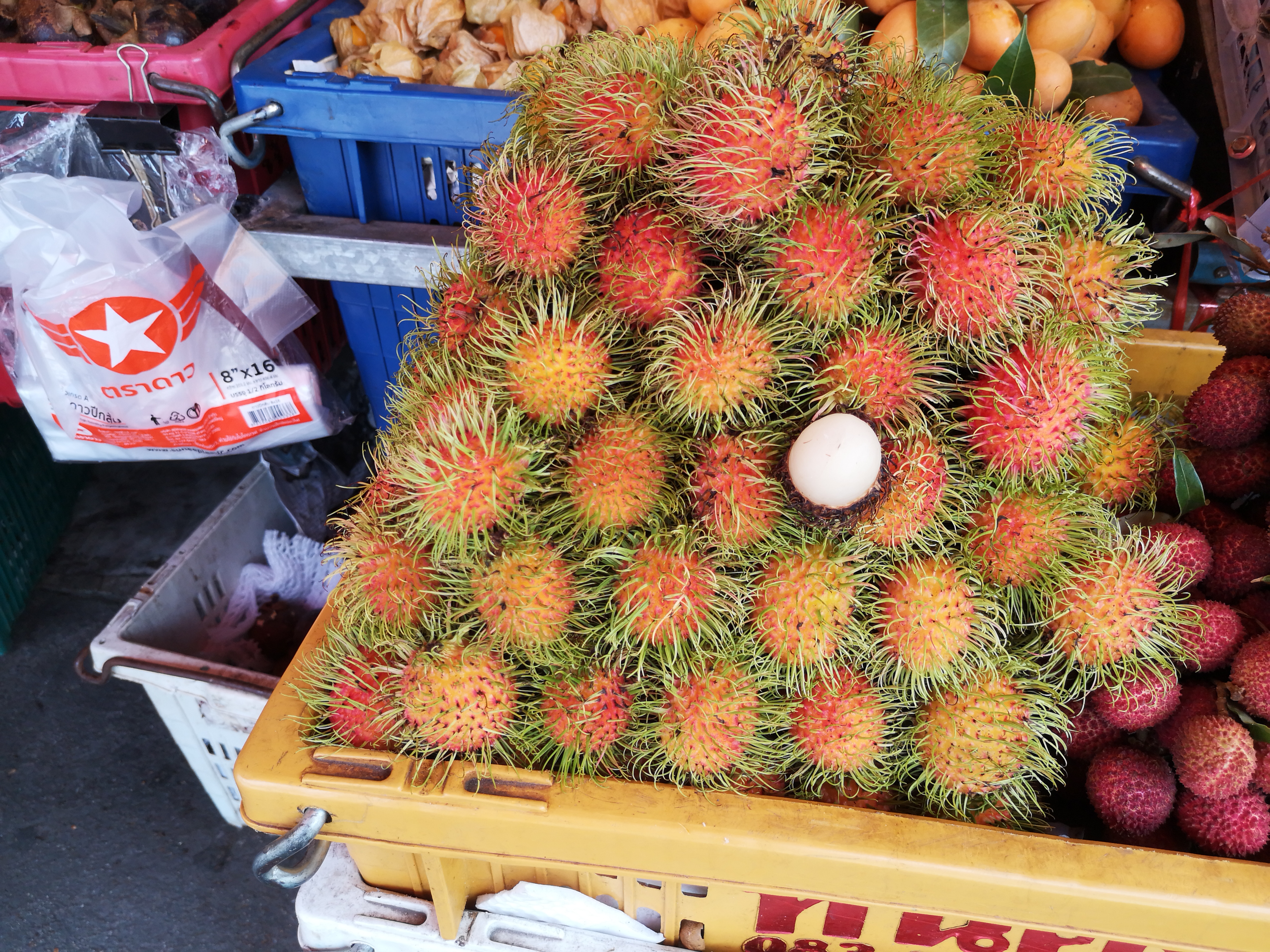 Farbfoto von Ngo - Früchten auf einem Markt in Thailand, im April 2025. Fotograf: Erwin Thomasius.