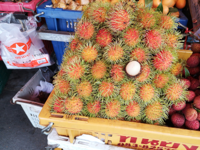 Foto von einem Marktstand mit frischen Rambutan Früchten. In Pattaya in Thailand. Im April des Jahres 2025. Fotograf: Erwin Thomasius.