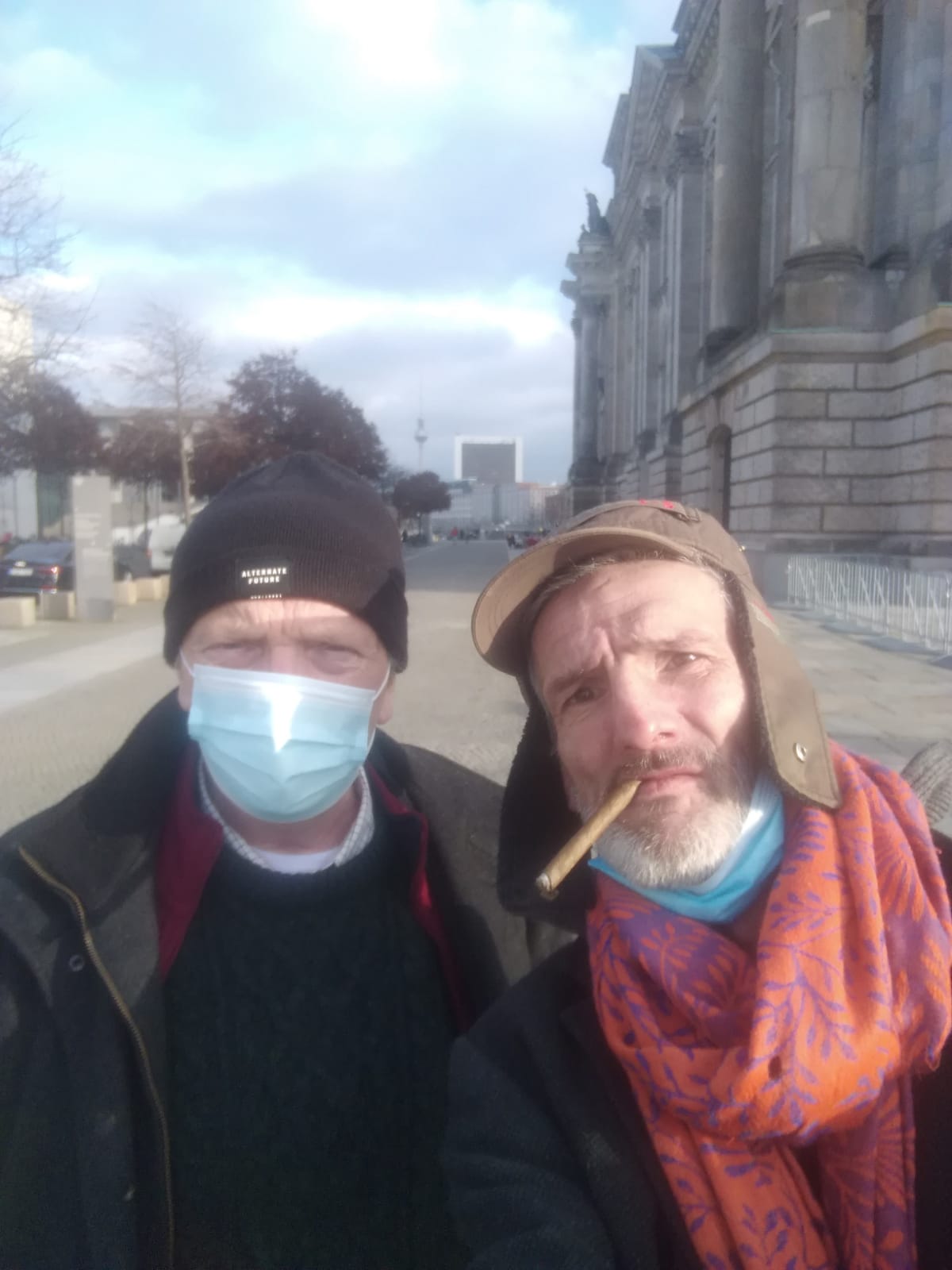 Ein Selfie von Ralf Splettstoesser. Ralf Splettstoesser und Erwin Thomasius (links) vor dem Deutschen Bundestag. Am Mittwoch, dem 27. Januar im Jahre 2021.