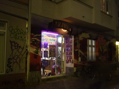 Bick auf ein Studio für Tätowierungen und Piercings in der Revaler Straße in Friedrichshain in Berlin in einer Nacht im Novermber 2007. Photo: Kim Hartley.