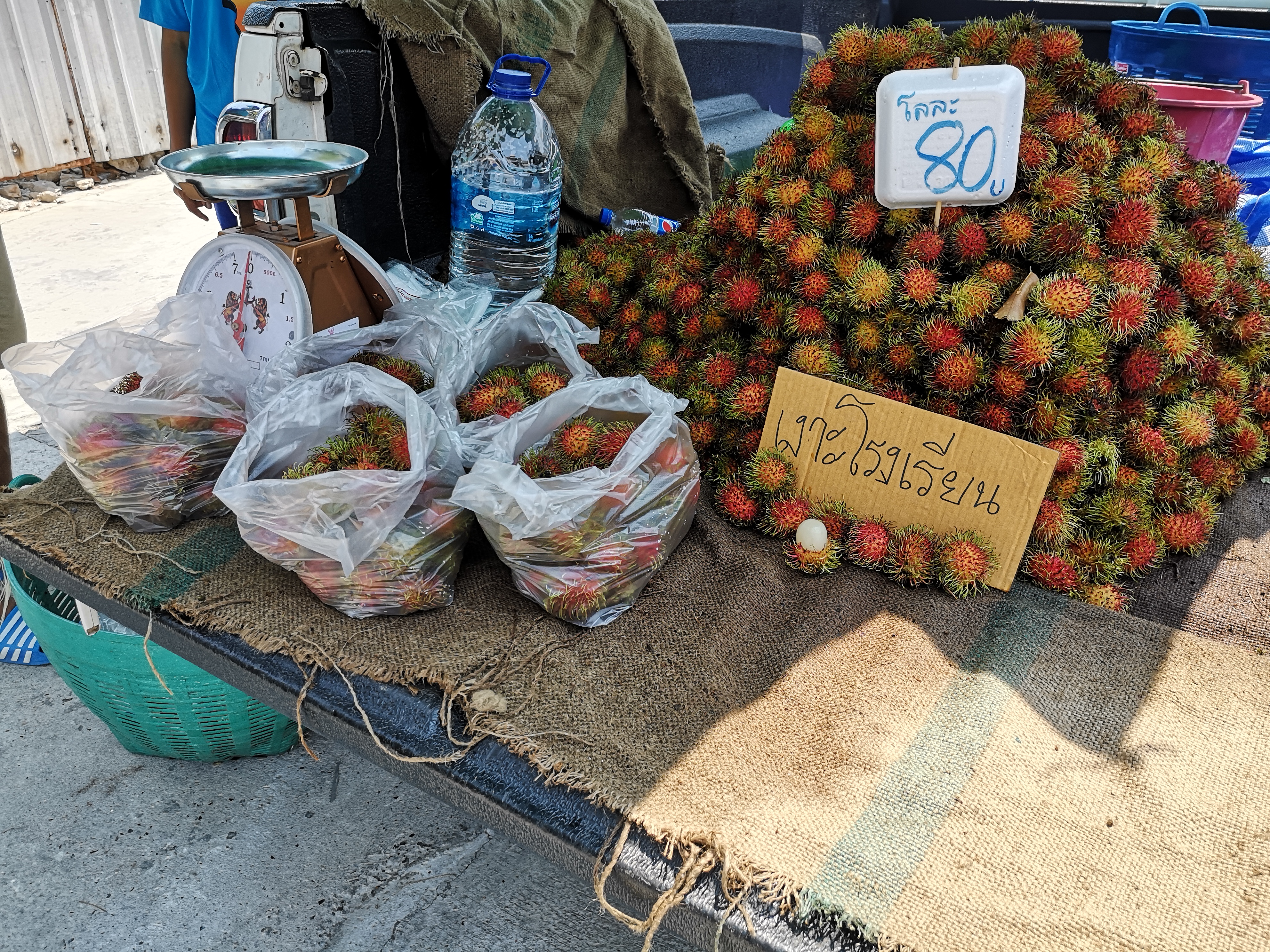 Farbfoto von Ngo - Früchten auf einem Auto am Straßenrand in Thailand, in Pattaya. Im April des Jahres 2023. Fotograf: Erwin Thomasius.