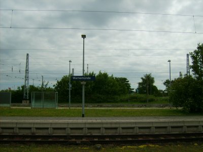 Farbfoto: Der Bahnhof Warnemünde in Warnemünde im Juni des Jahres 2009. Fotograf: Bernd Paepcke.