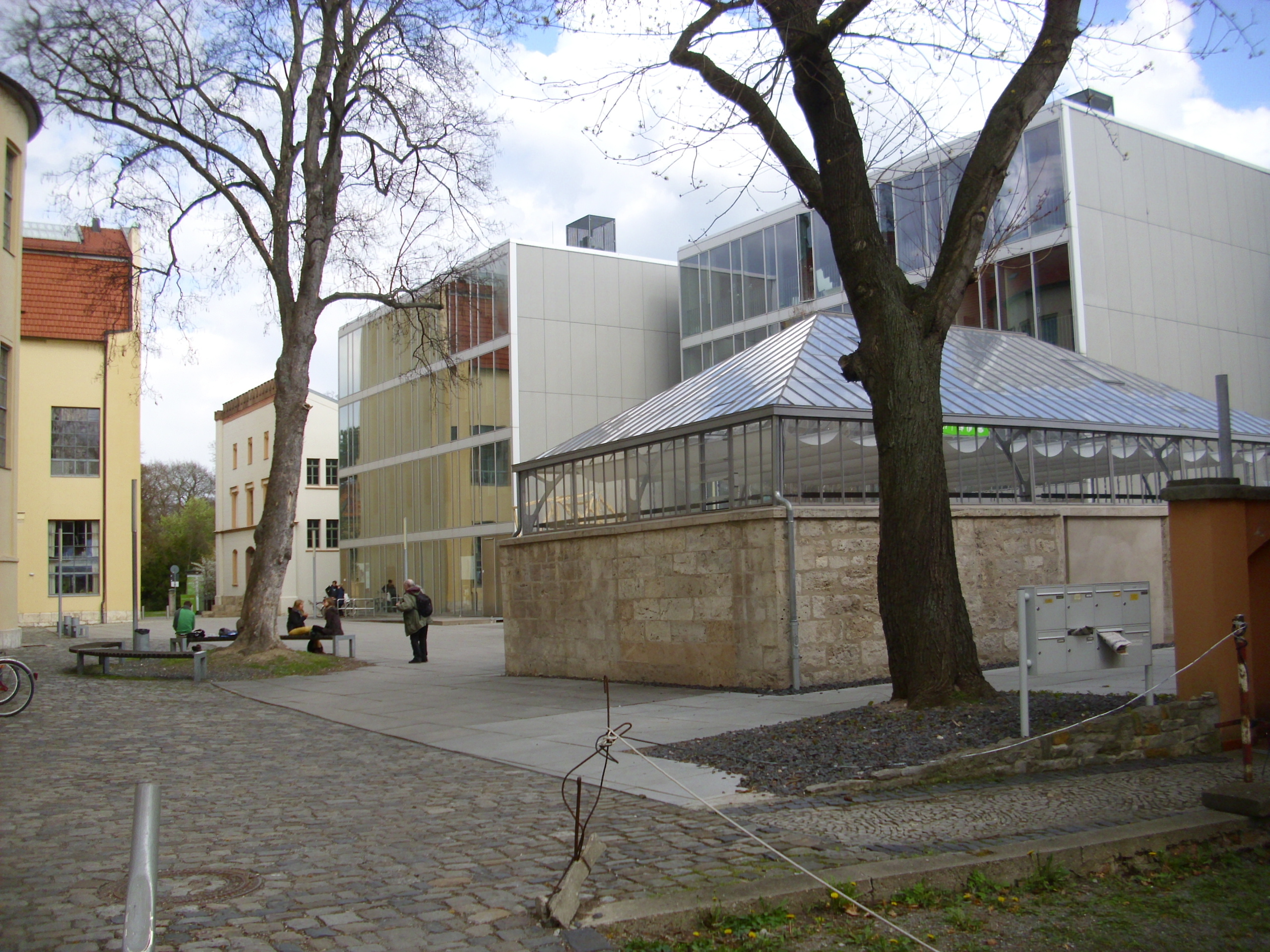 Farbfoto: Die Bauhaus-Universität Weimar in Weimar am Sonntag, dem 22. April im Jahre 2012. Fotograf: Bernd Paepcke.