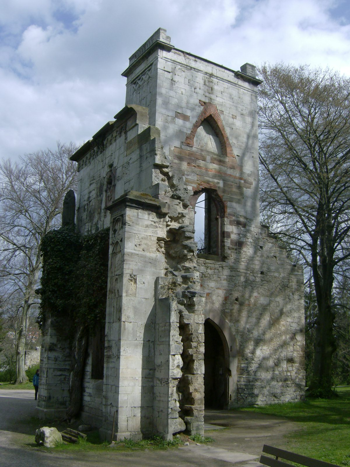 Farbfoto: Die echte Ruine des Tempelherrenhauses mit einem uralten Efeu und mit dem Torso einer Tempelherrenfigur aus Sandstein im Park an der Ilm in Weimar am Sonntag, dem 22. April im Jahre 2012. Fotograf: Bernd Paepcke.