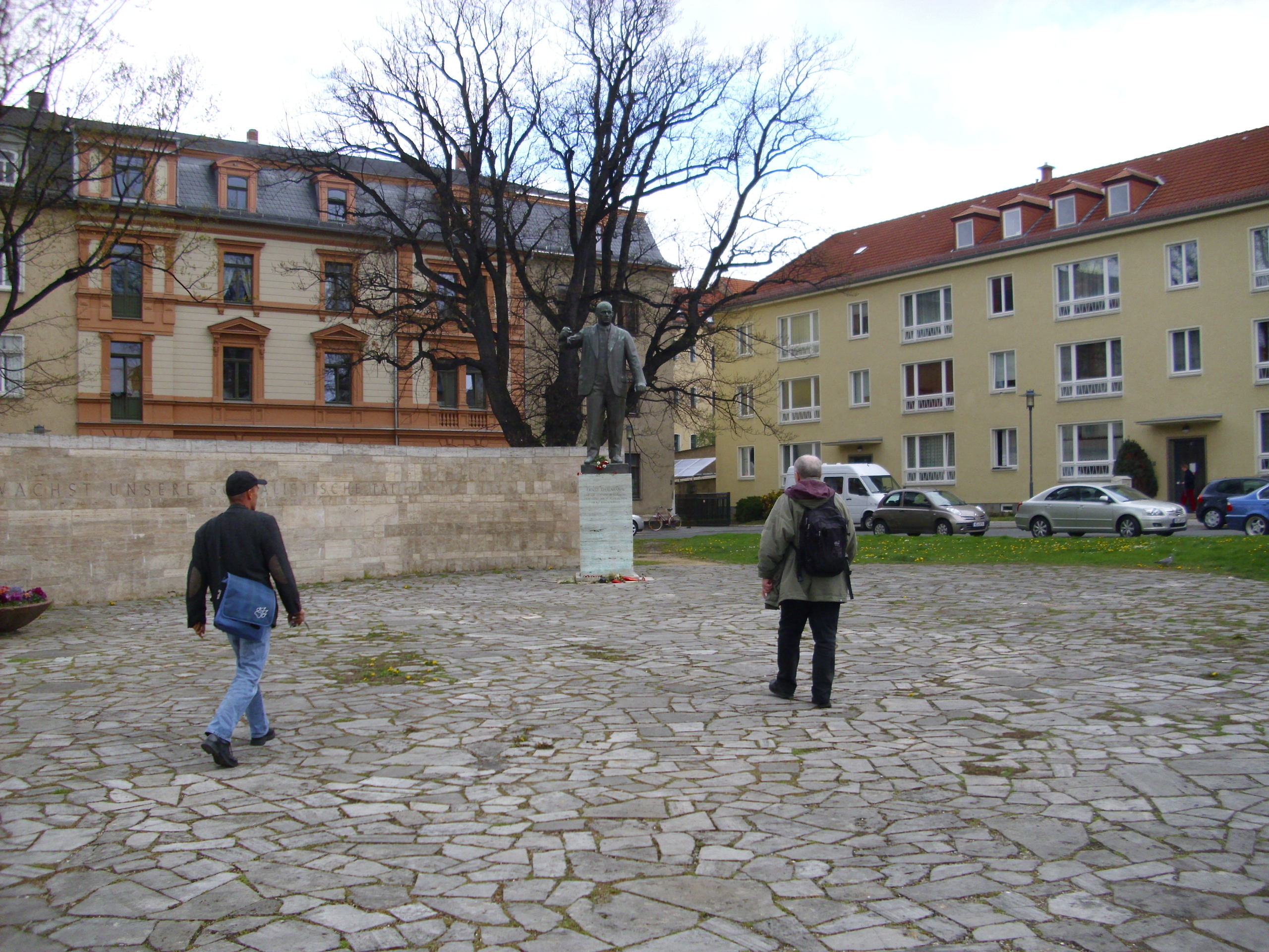 Farbfoto: Ralph Ivert und Erwin Thomasius vor dem Denkmal für Ernst Thälmann in Weimar im Jahre 2012. Fotograf: Bernd Paepcke.