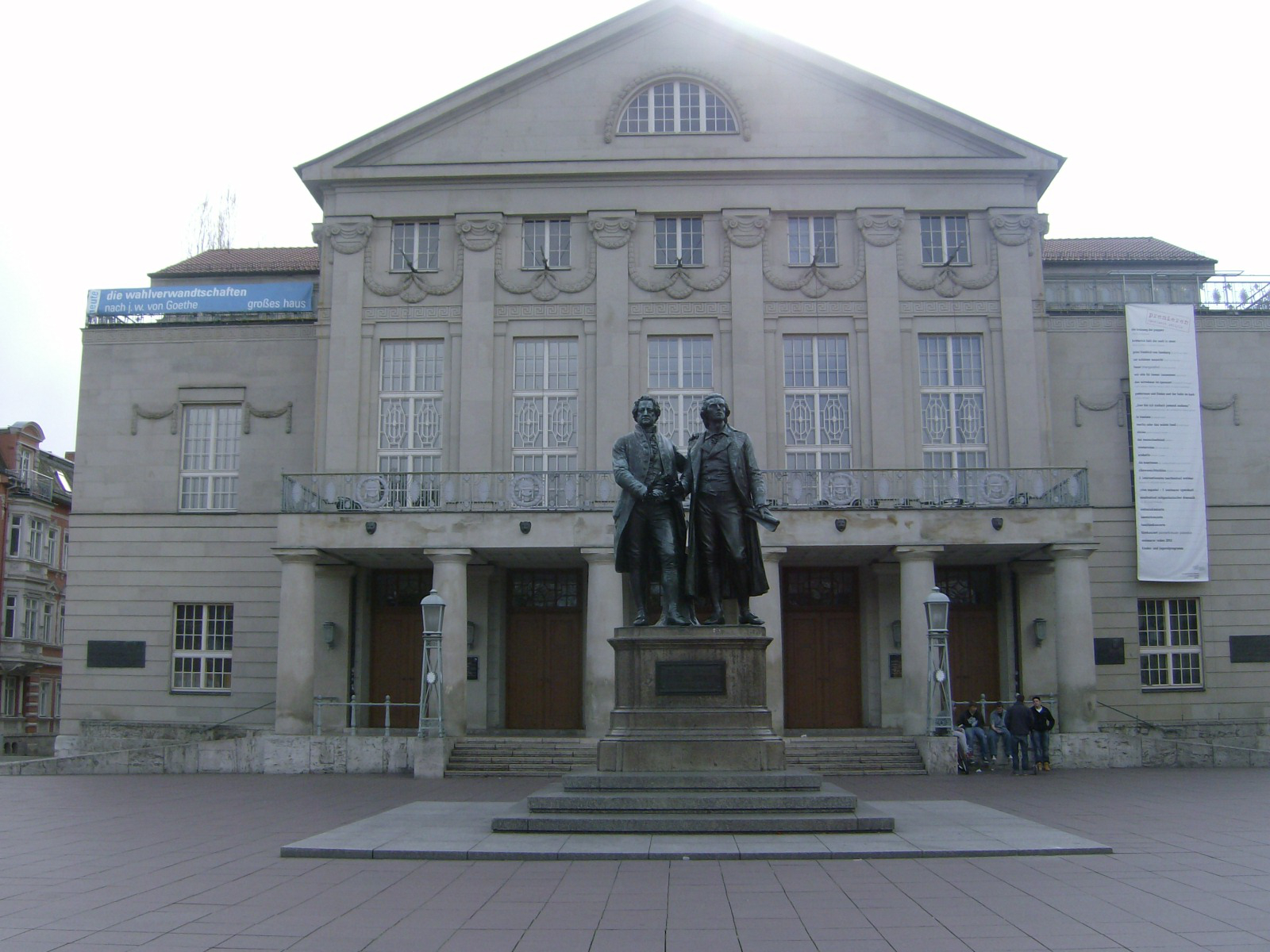 Farbfoto:  Das Goethe und Schiller Denkmal vor dem Deutschen Nationaltheater in Weimar im Jahre 2012. Fotograf: Bernd Paepcke.