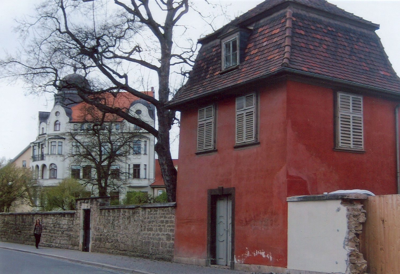 Farbfoto: Johann Wolfgang von Goethes Steinpavillon an der Straße Ackerwand in Weimar im Jahre 2012. Fotograf: R.I.