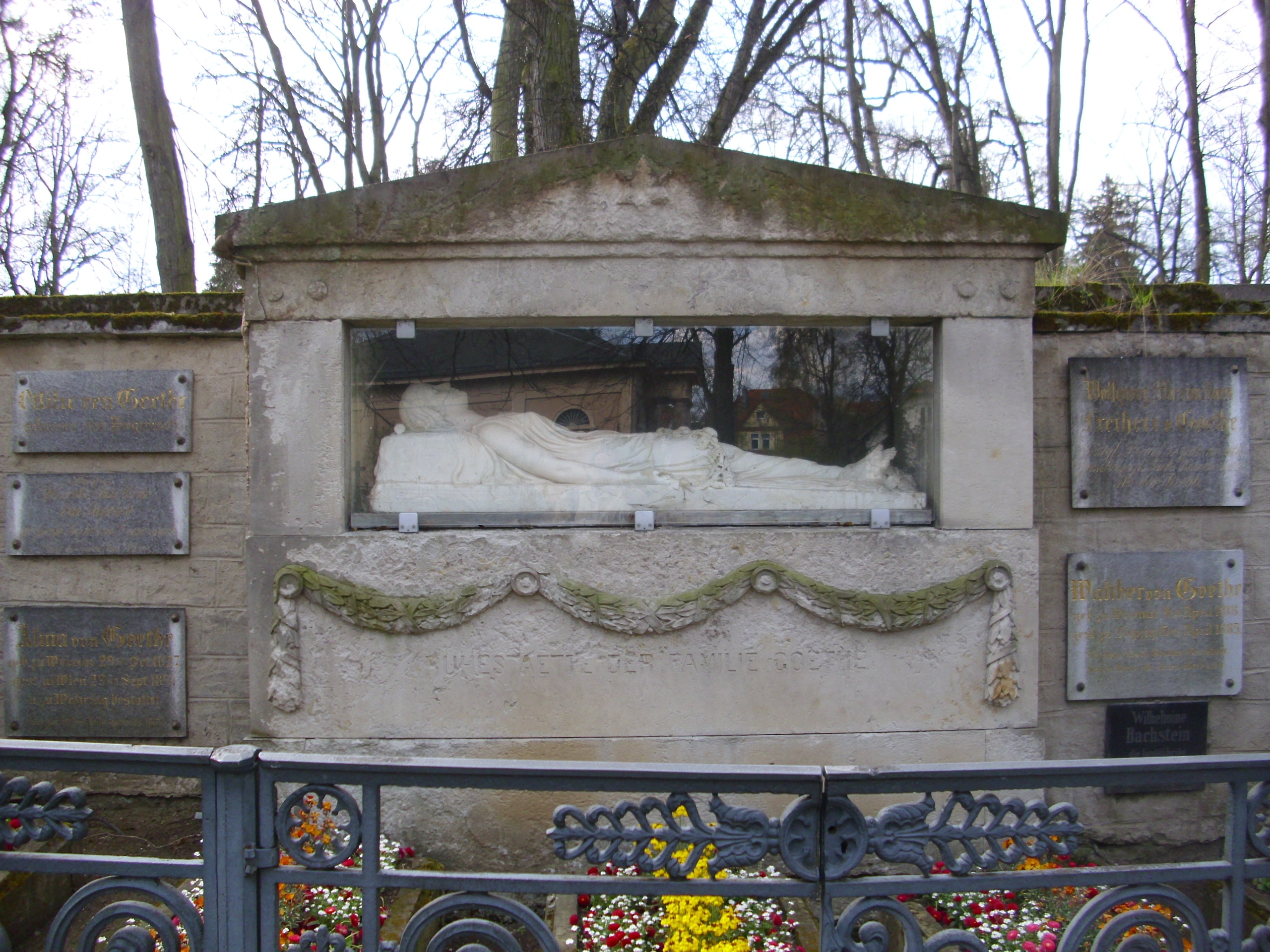 Farbfoto: Das Familiengrab der Familie von Goethe in Weimar im Jahre 2012. In der Grabstätte ruhen fünf Mitglieder der Famile Goethe. Eine Gedenktafel weist auf die in der Nähe beigesetzte Kinderfrau der Familie Goethe hin. Fotograf: Bernd Paepcke.