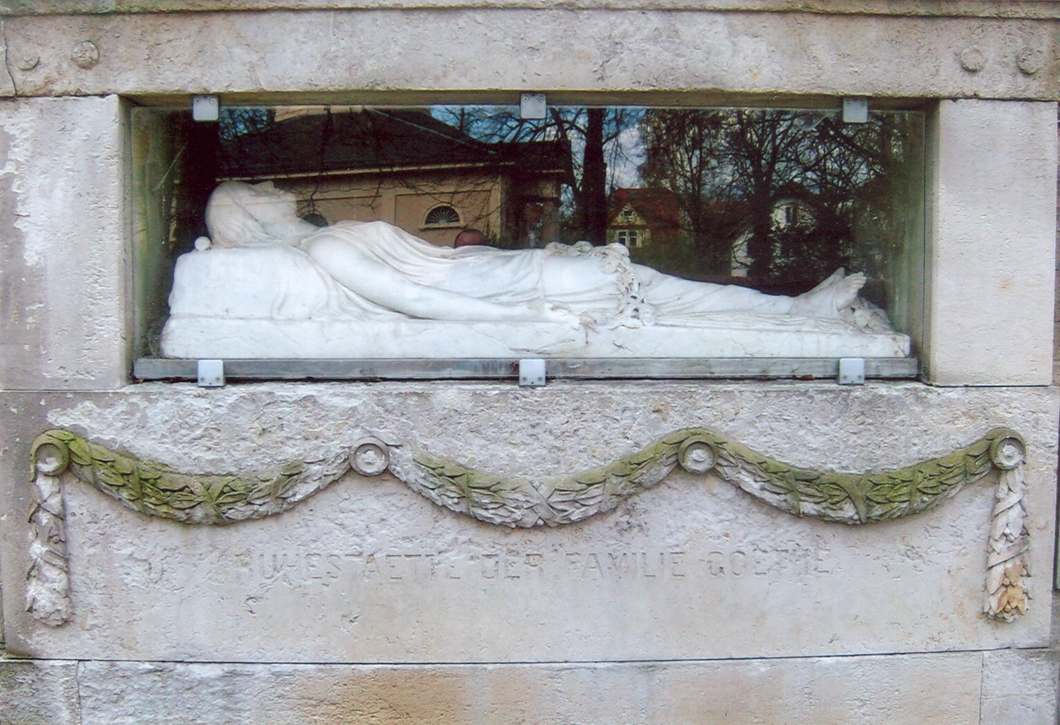 Farbfoto: Die Alma von Goethe darstellende Plastik in der Ruhestätte der Familie von Goethe auf dem Friedhof in Weimar im Jahre 2012. Fotograf: R.I.