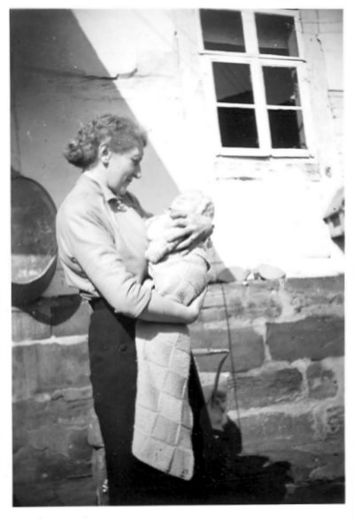 Schwarz-Weiß-Foto: Eine Großmutter mit ihrem Enkelsohn in Angerstein im Jahre 1954.