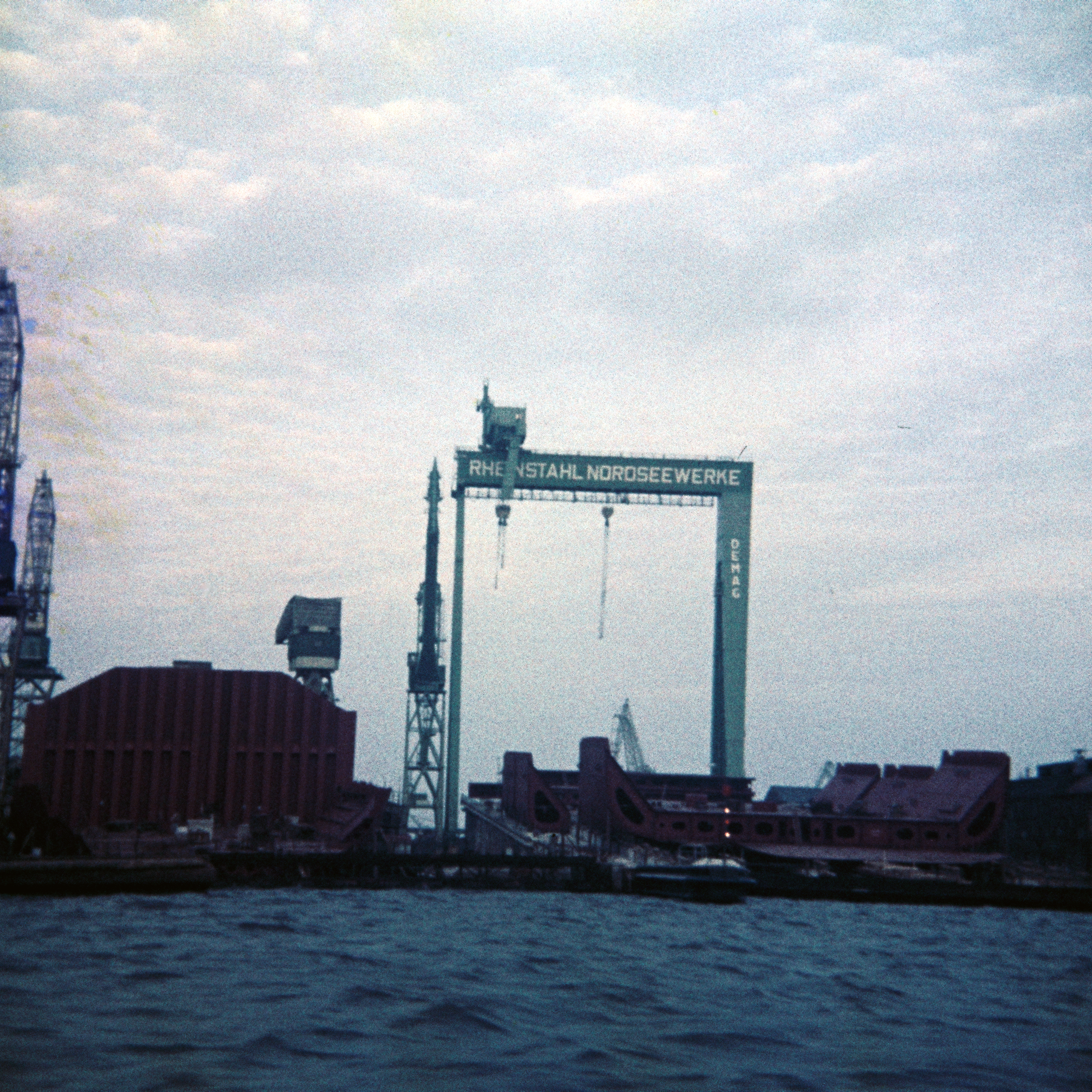 Foto von der Werft Rheinstahl Nordseewerke im Emder Hafen aus dem Jahr 1967.