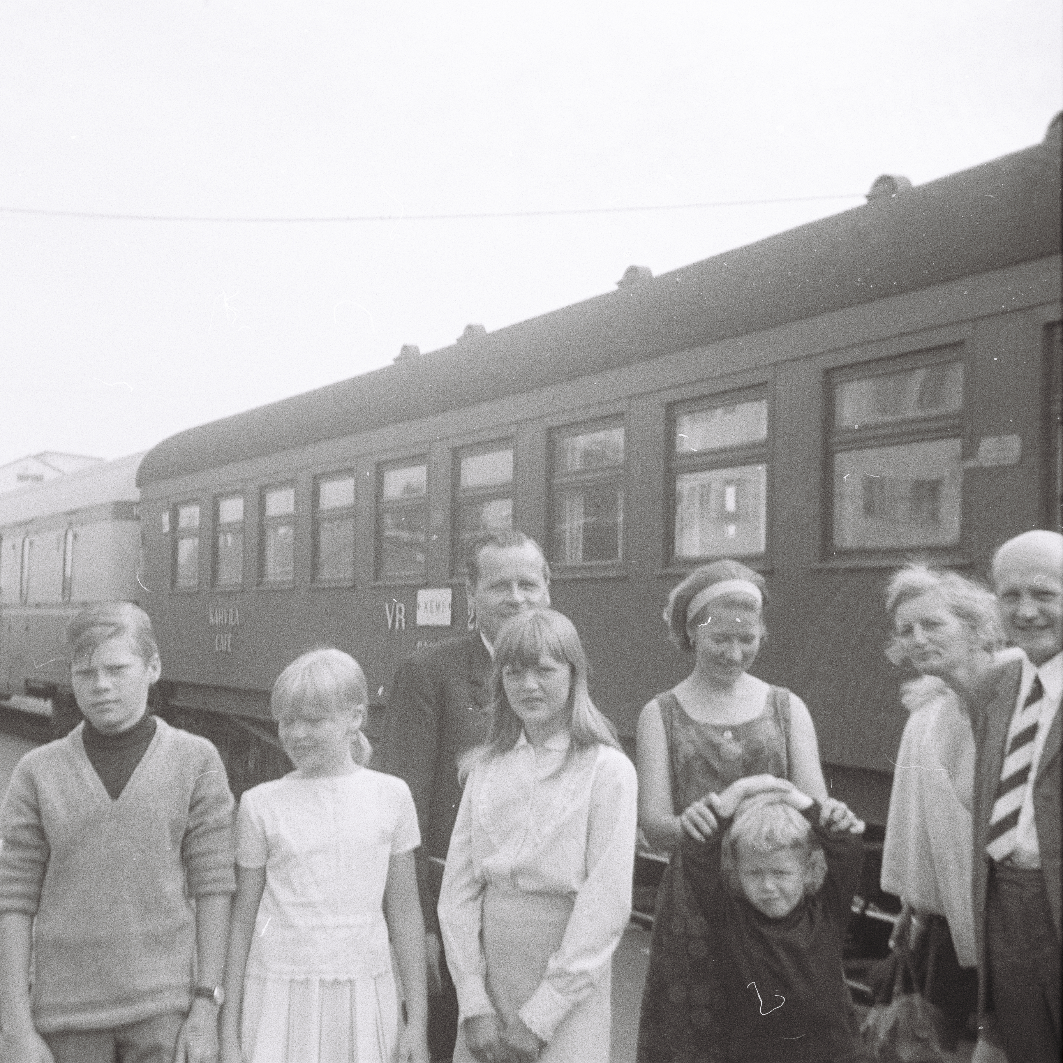 Vor der Rueckfahrt nach Hildesheim auf dem Bahnhof von Oulu: Mein finnischer Austauschschueler, seine Schwester, sein Vater, eine Freundin seiner Schwester, seine Mutter, meine Eltern. 1967. Foto: Erwin Thomasius.