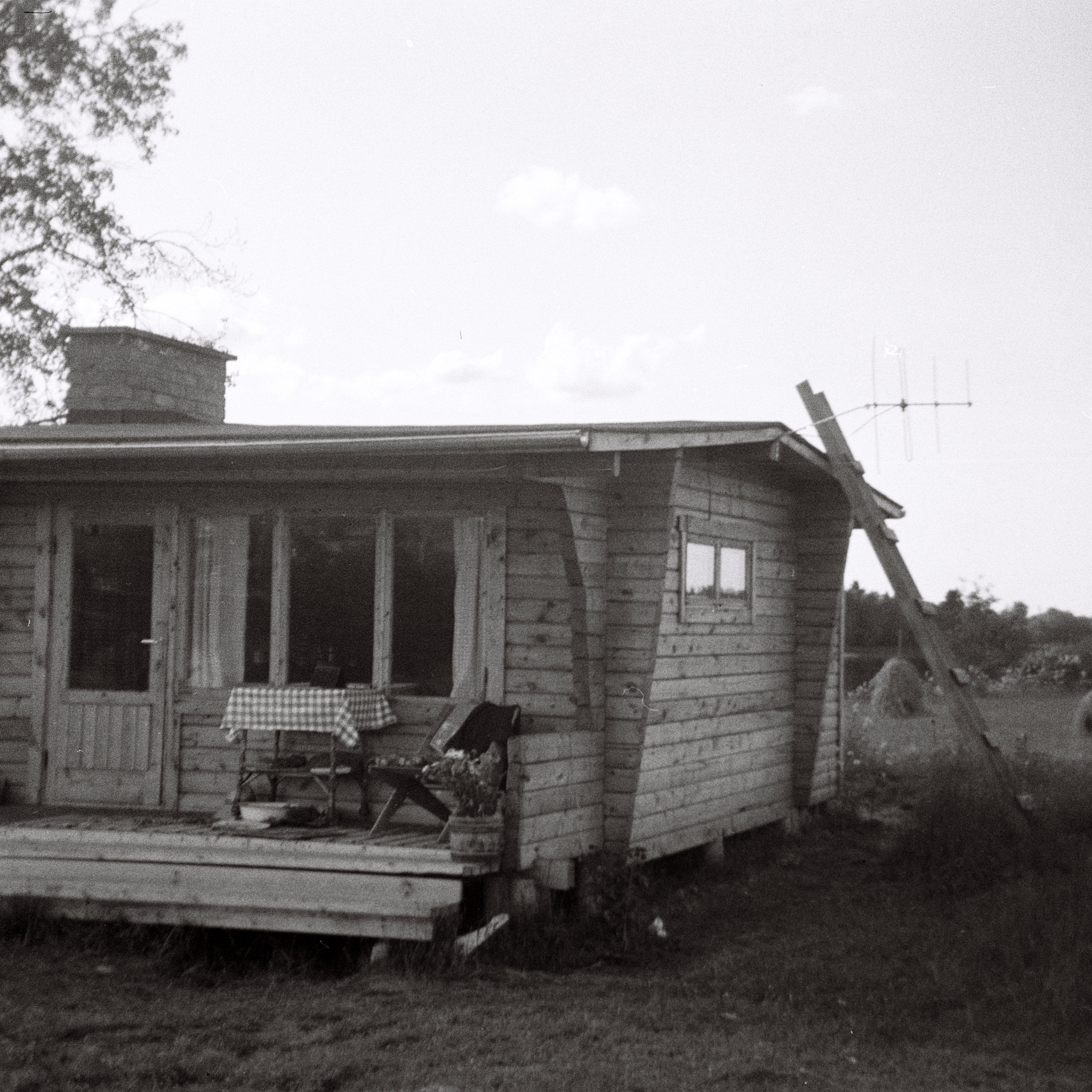 Ein Sommerhaus auf einer Insel in dem Fluss Oulu-Joki in Finnland. Foto: Erwin Thomasius. 1967.