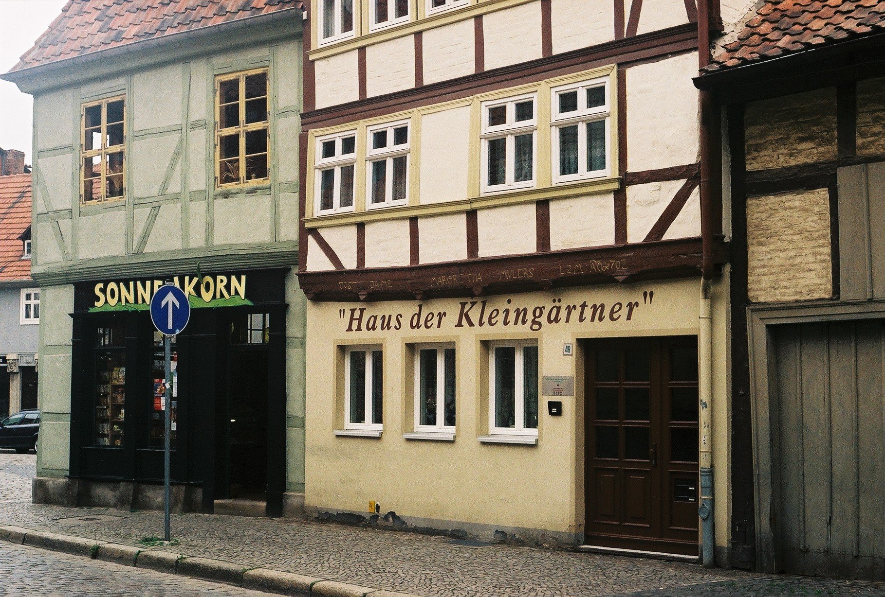 Farbphoto: Der Naturkostladen SONNENKORN und das HAUS DES KLEINGÄRTNERS in Fachwerkhäusern in Quedlinburg. Mai 2009.