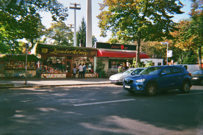 Farbfoto: Blick von der Thomasstrasse aus auf die Hermannstraße und auf drei Masten der Anflugbefeuerung für den Flughafen Tempelhof. Im Bezirk Neukölln in Berlin im Oktober des Jahres 2014. Foto: Erwin Thomasius.