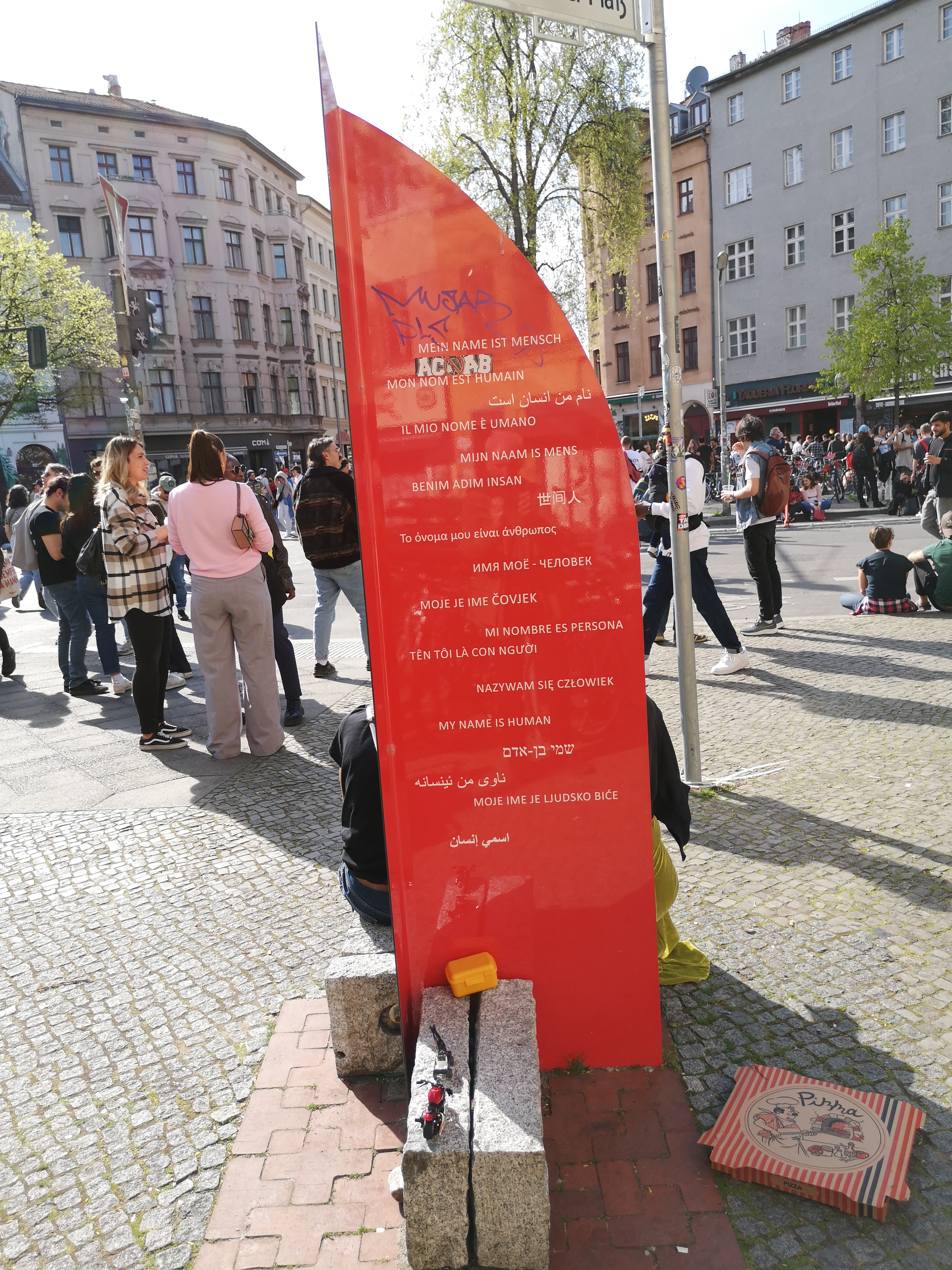 Das Gedenkzeichen für Rio Reiser auf dem Rio-Reiser-Platz in Kreuzberg. Am 1. Mai 2023 in Kreuzberg in Berlin (Germany). Fotograf: Erwin Thomasius.