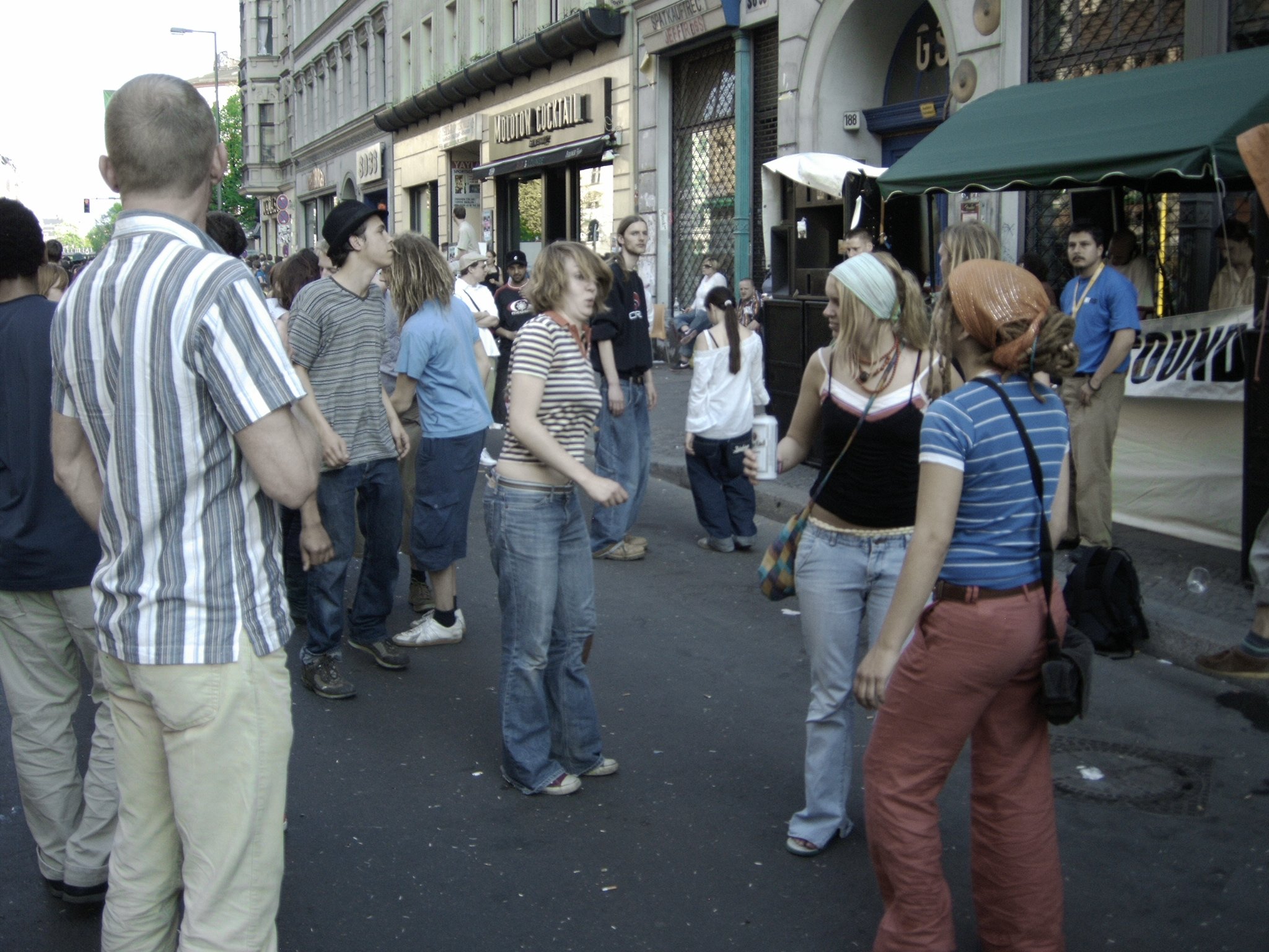 Photo von tanzenden Menschen am ersten Mai 2005 in der Oranienstrasse in Kreuzberg vor der Discothek SO36. Photo: Kim Hartley.