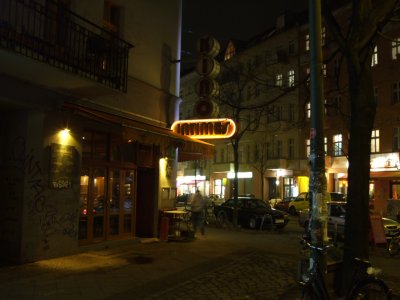 Farbphoto vom Blick auf das Kino "INTIMES" in der Niederbarnimstraße in Friedrichshain in Berlin in einer Nacht im November 2007. Photo: Kim Hartley.